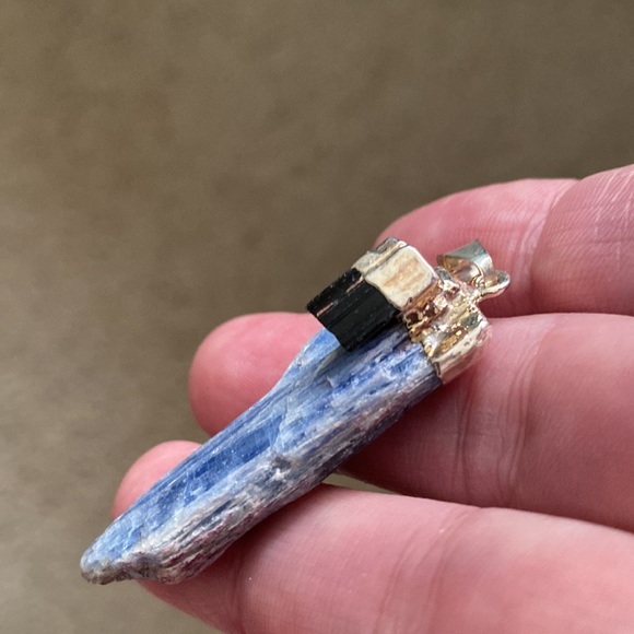 NWOT KYANITE PENDANT w/BLK TOURMALINE. 2.25” long. Approx .5” wide. AAA quality - Picture 10 of 16